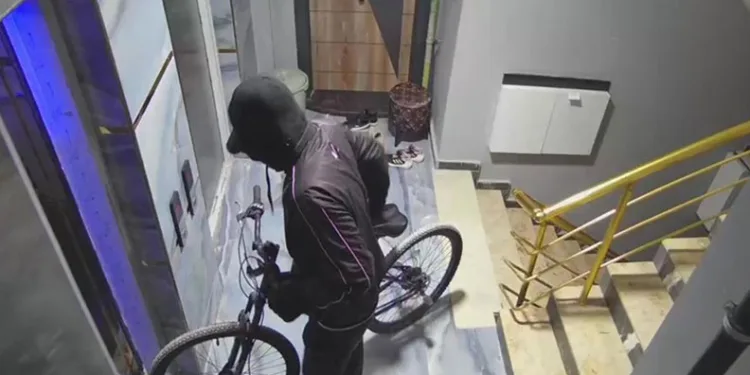 Yüzü maskeli bisiklet hırsızı kameraya yakalandı
