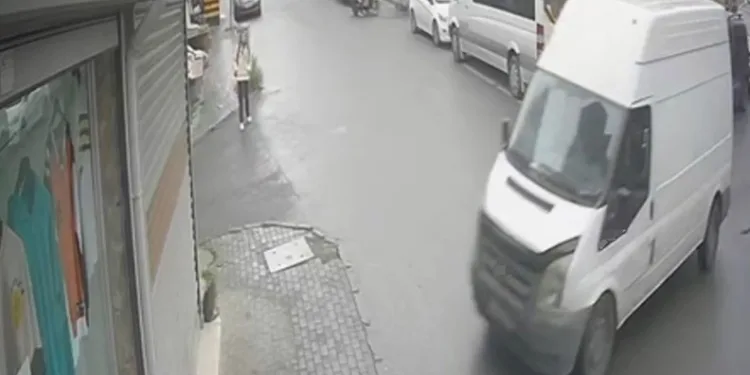 Avcılar’da freni boşalan panelvan dükkana daldı