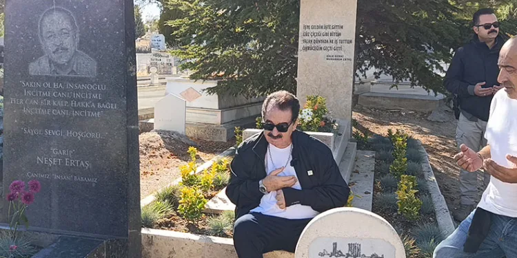 İbrahim Tatlıses, Neşet Ertaş’ın mezarını ziyaret etti