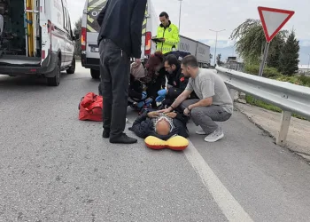 Bursa’da minibüs yol kenarında yürüyen yaşlı adama çarptı