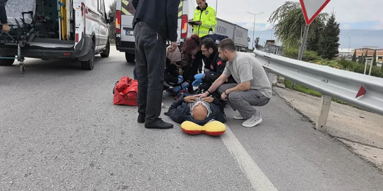 Bursa’da minibüs yol kenarında yürüyen yaşlı adama çarptı