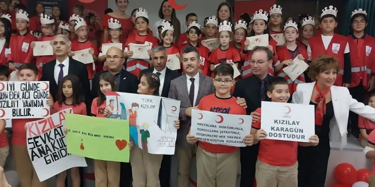 Öğrenciler, Kızılay kolluklarını taktı
