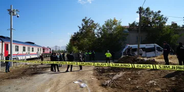 Muş’ta tren öğrenci servisine çarptı: 17 yaralı