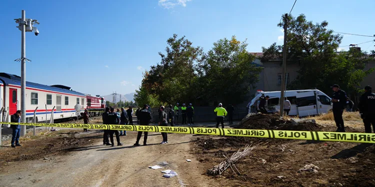 Muş’ta tren öğrenci servisine çarptı: 17 yaralı