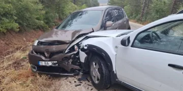 Bilecik’te seyir halinde kafa kafaya çarpıştılar; 3 yaralı