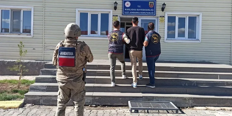 Kadıköy metrosunda intihar girişimi: Vatandaşlar raylarda yürüdü