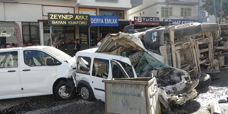 Malatya’da freni patlayan hafriyat kamyonu dehşet saçtı