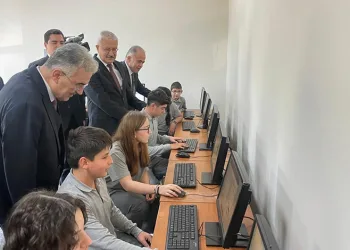 Köy okulu çocuklarının bilgisayar sevinci