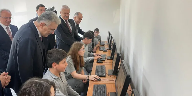 Köy okulu çocuklarının bilgisayar sevinci