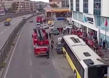 İstanbul’da otobüs durağa girdi: Yaralılar var