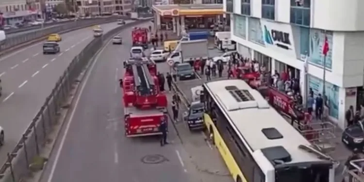İstanbul’da otobüs durağa girdi: Yaralılar var