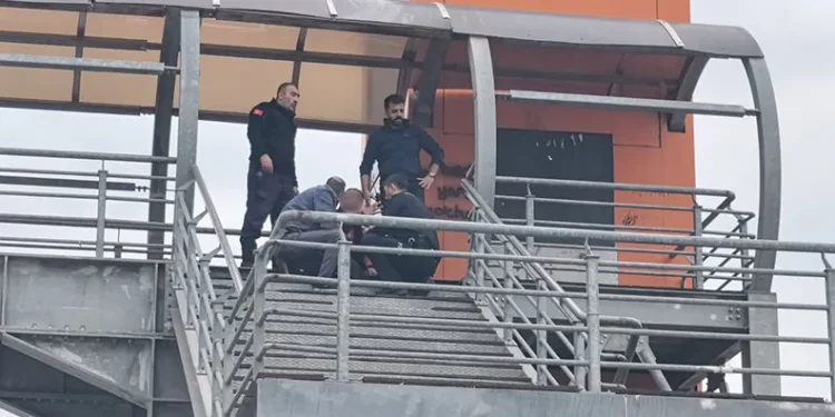 Üst geçitten indirildi, herkes alkışladı