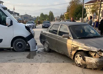 Bursa’da ara sokaktan çıkan servis kazaya sebep oldu