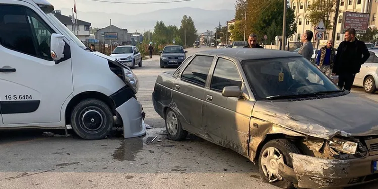 Bursa’da ara sokaktan çıkan servis kazaya sebep oldu