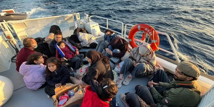 Denizde teknesi terk edilmiş halde bulunan balıkçı için arama çalışması başlatıldı