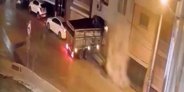 İzmir’de freni boşalan kamyon duvarı yıkıp eve girdi