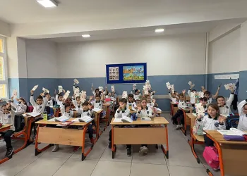 Kitap fuarının habercisi kumbaralar öğrencilere dağıtıldı