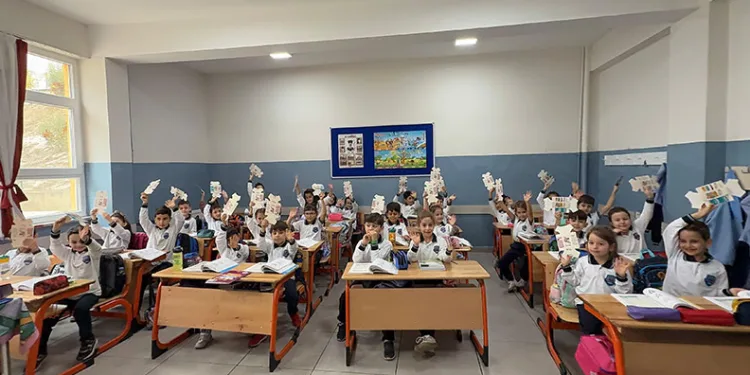 Kitap fuarının habercisi kumbaralar öğrencilere dağıtıldı