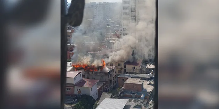 Adana’da 3 katlı ev yanarak kullanılamaz hale geldi