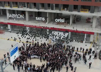 Binlerce mağdur gökyüzüne siyah balon bıraktı