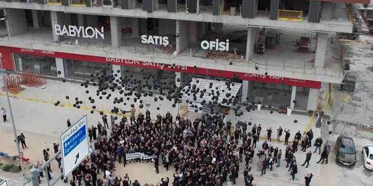 Binlerce mağdur gökyüzüne siyah balon bıraktı