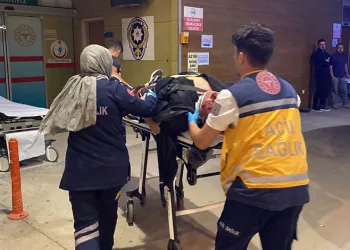 Kontrolden çıkan motosiklet kaldırma çarptı : 1 ağır yaralı