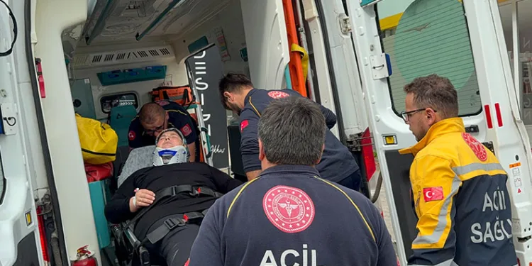 Samsun’da dolmuş minibüs kaldırıma çarptı: 2 yaralı