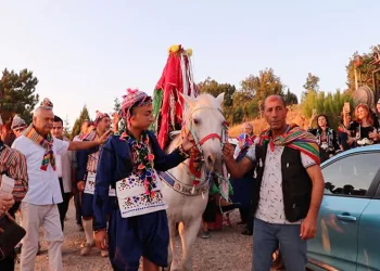 Profesörle doçent, Yörük kıyafetiyle köy düğünü yaptı