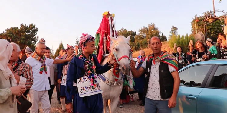 Profesörle doçent, Yörük kıyafetiyle köy düğünü yaptı