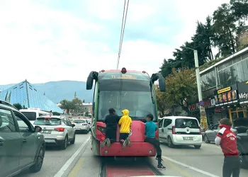 Tramvayın arkasına tutunup ölümle burun buruna geldiler