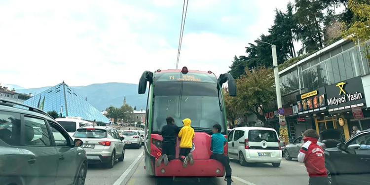 Tramvayın arkasına tutunup ölümle burun buruna geldiler