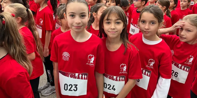 Nilüfer’de gençler ve çocuklar Cumhuriyet için koştu