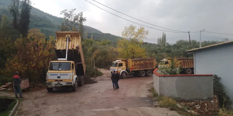 Orhangazi Belediyesi Çevre Mahallelerde Parke ve Arazi Yolu Düzenleme Çalışmalarını Hız Kesmeden Sürdürüyor