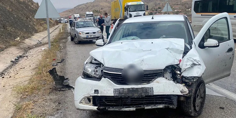 Kırıkkale’de iki otomobil çarpıştı: 4 yaralı