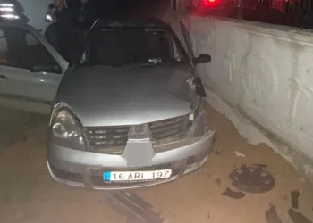 Bursa’da kontrolden çıkan otomobil duvara çarptı: 3 yaralı