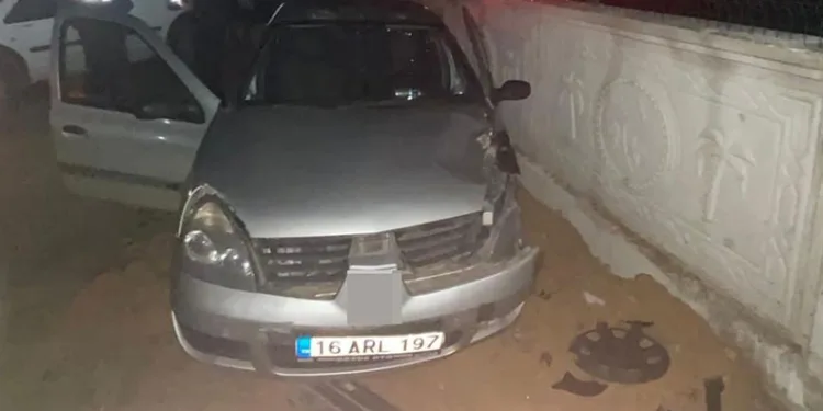 Bursa’da kontrolden çıkan otomobil duvara çarptı: 3 yaralı