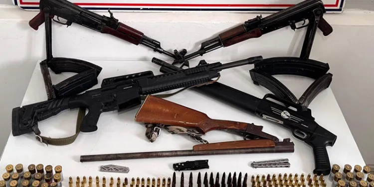 Diyarbakır’da kaçakçılık operasyonunda çok sayıda silah ele geçirildi: 6 gözaltı