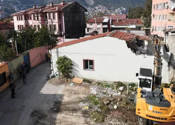 Osmangazi Belediyesi’nden tarihi koruyan yıkım