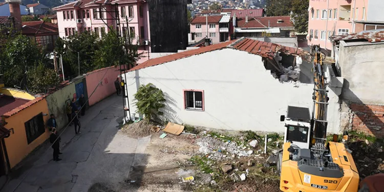 Osmangazi Belediyesi’nden tarihi koruyan yıkım