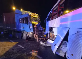 Bozüyük’te yolcu otobüsü ile TIR çarpıştı: 20 yaralı