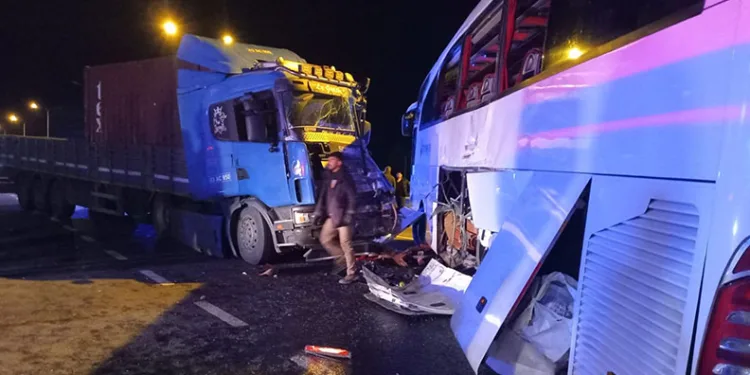 Bozüyük’te yolcu otobüsü ile TIR çarpıştı: 20 yaralı