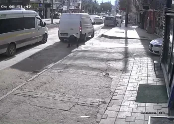 Bursa’da geri manevra yaparken yayayı yere serdi