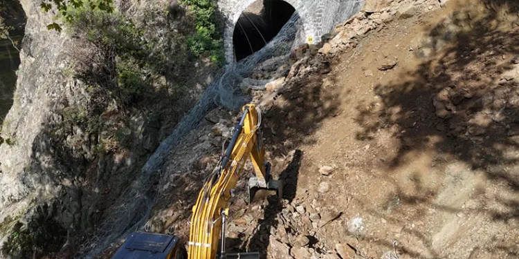 Heyelan demir yolunu kapattı