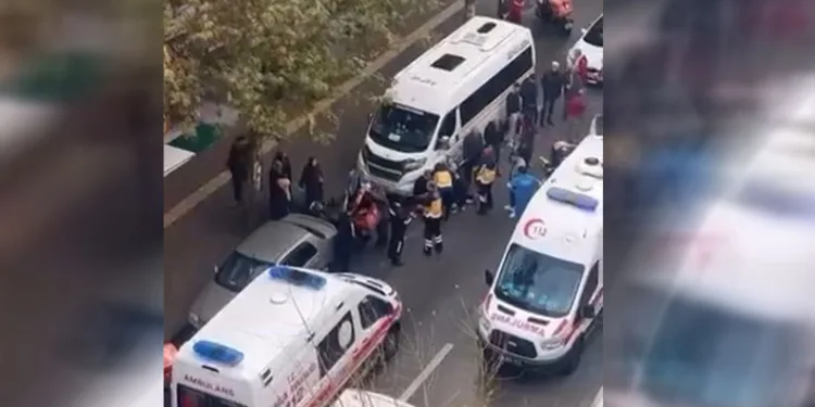 Bursa’da kaygan yolda dengesini kaybeden kurye düştü
