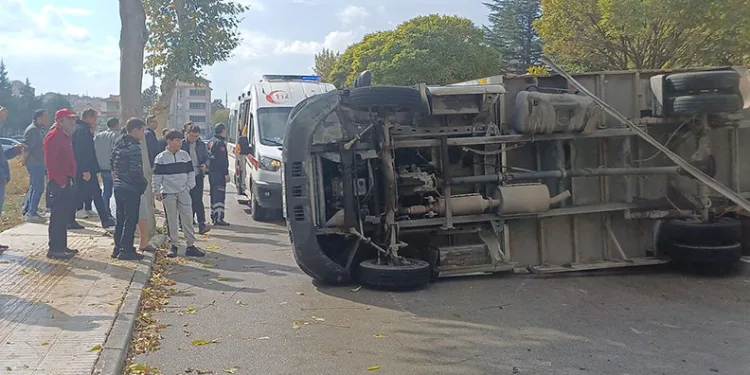 Çorum’da kamyonet ile otomobil çarpıştı: 1’i çocuk 5 yaralı