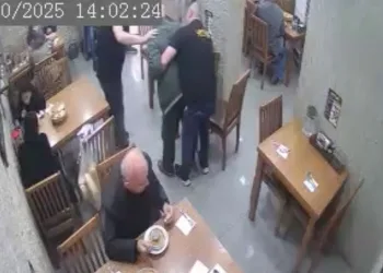 Lokantada Heimlich manevrasıyla müşterinin hayatını kurtardı