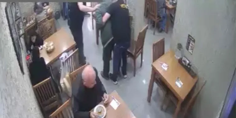 Lokantada Heimlich manevrasıyla müşterinin hayatını kurtardı