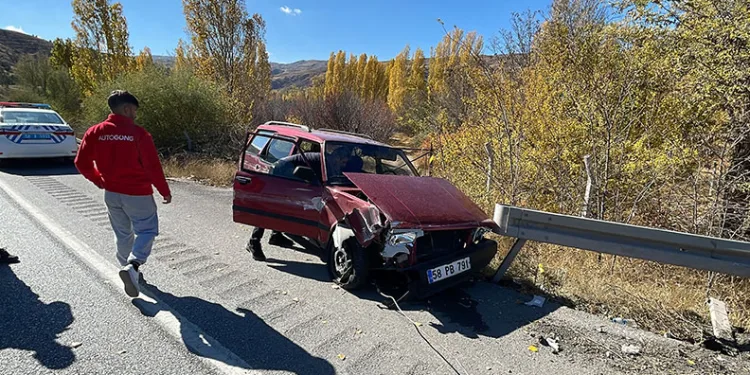 Otomobil bariyere çarptı, 1’i ağır 2 kişi yaralandı