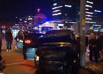 Bursa’da hafif ticari araç ile otomobil çarpıştı: 3 yaralı