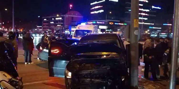 Bursa’da hafif ticari araç ile otomobil çarpıştı: 3 yaralı